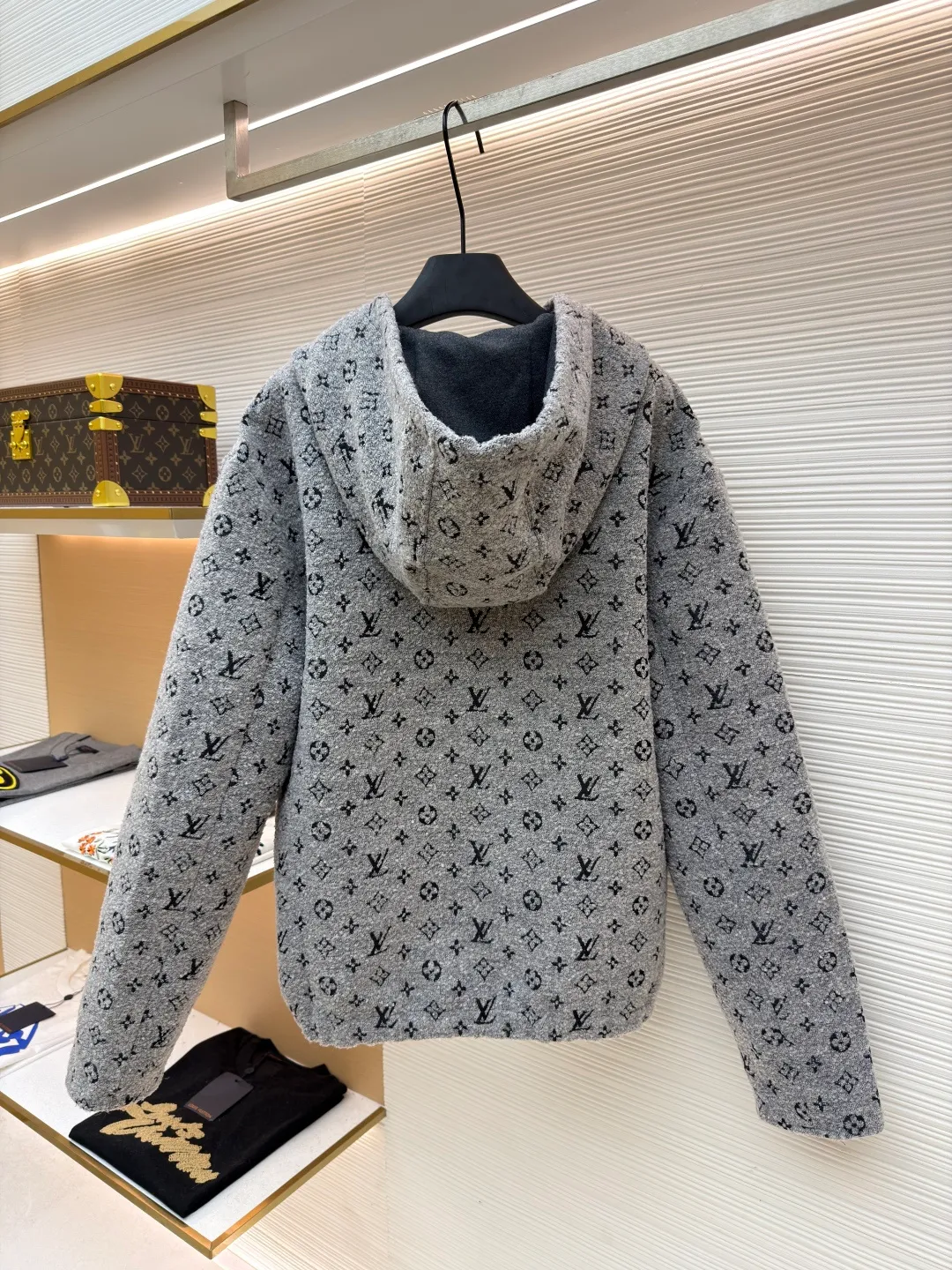 LOUIS VUITTON bouclé printed hooded zipper sweatshirt ●Original version: Purchased and developed by 36899 ●Item number: 1681759-C25 ●Fabric: cotton fabric ●Technology: Printing ●Color: gray ●Version: fitted version ●Weight: about 1325 grams ●Size: S-M-L-XL ●Description: Made of blended fleece fabric, treated with soft washing process, it feels soft and fluffy and has excellent warmth retention while avoiding pilling and deformation. The body of the garment is fully printed with the brand logo pattern, which is integrated through the jacquard weaving process. The pattern is clear and three-dimensional, not easy to fall off, and has both texture and recognition. The hooded design is equipped with drawstring details to suit different wear needs; the metal zipper opening and closing is both durable and decorative, and the zipper puller uses the brand's iconic metal parts to enhance sophistication. The fit is loosely cut, allowing you to wear it comfortably without restraint. The cuffs and hem are edged with the same fabric to ensure the stiffness of the fit. The stitching of the whole garment is neat and even, and the size is measured manually (an error of 1-3CM is normal). The craftsmanship balances the casual attributes and the brand's high-end style. It is a single item that has both practical wearability and style. The overall wiring is straight and delicate, the fabric is comfortable and soft, and the color is consistent without color difference. It can be matched with the same style to create a fashionable look and control various occasions. Customized accessories, complete with three standards, same style for men and women!